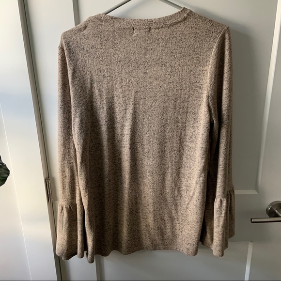 Lightweight sweater with bell sleeves - Picture 2 of 3